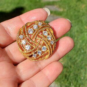 Wreath Gold Tone Vintage Brooch